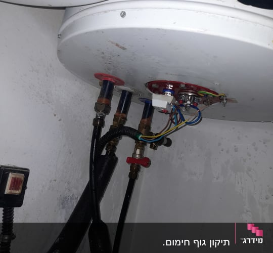 חיבורים וצינורות מתחת לדוד שמש